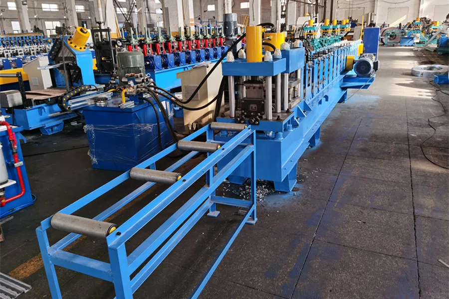 Press or piston machine - forming machine